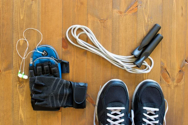 Cosas deportivas en una mesa oscura —  Fotos de Stock