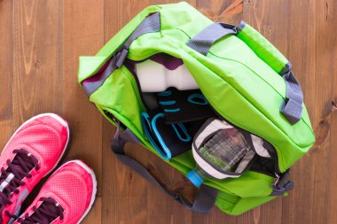 çantayı masanın üzerine spor salonunda toplandı