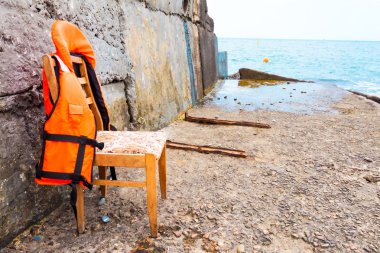 denize karşı bir sandalye can yeleği