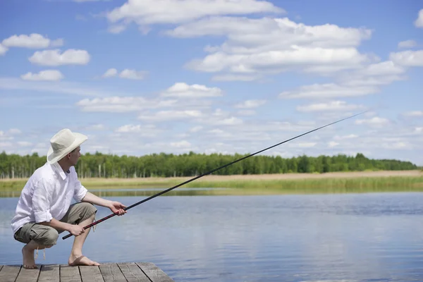 Güneşli bir günde rıhtımdan Balık tutma — Stok fotoğraf