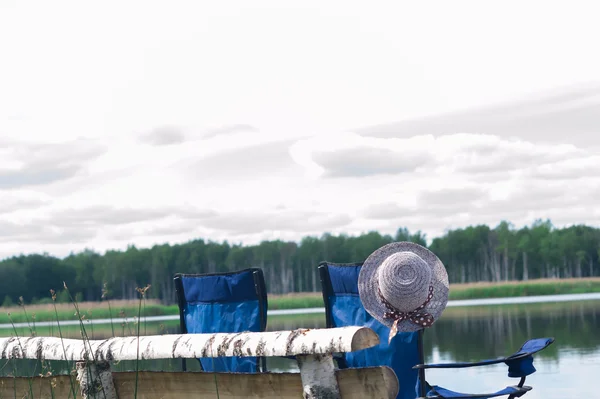 Lugar romántico para parejas en la orilla del río —  Fotos de Stock