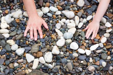 bir kucaklama kalplerini elinde iki