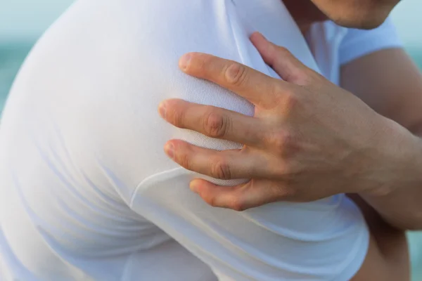Hand hält Schulterschmerzen — Stockfoto
