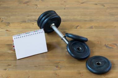 bir tablo ve bir kağıt parçası sökülüp halter