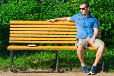 bankta oturan genç adam