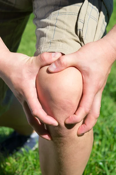 Mann mit Knieschmerzen und schlechtem Gefühl — Stockfoto