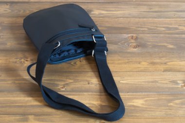 Yerdeki açık siyah çanta