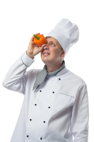 Cook kijkt naar de peper in de hand — Stockfoto