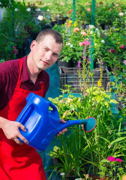 A man in the garden with watering can — Stock Photo, Image