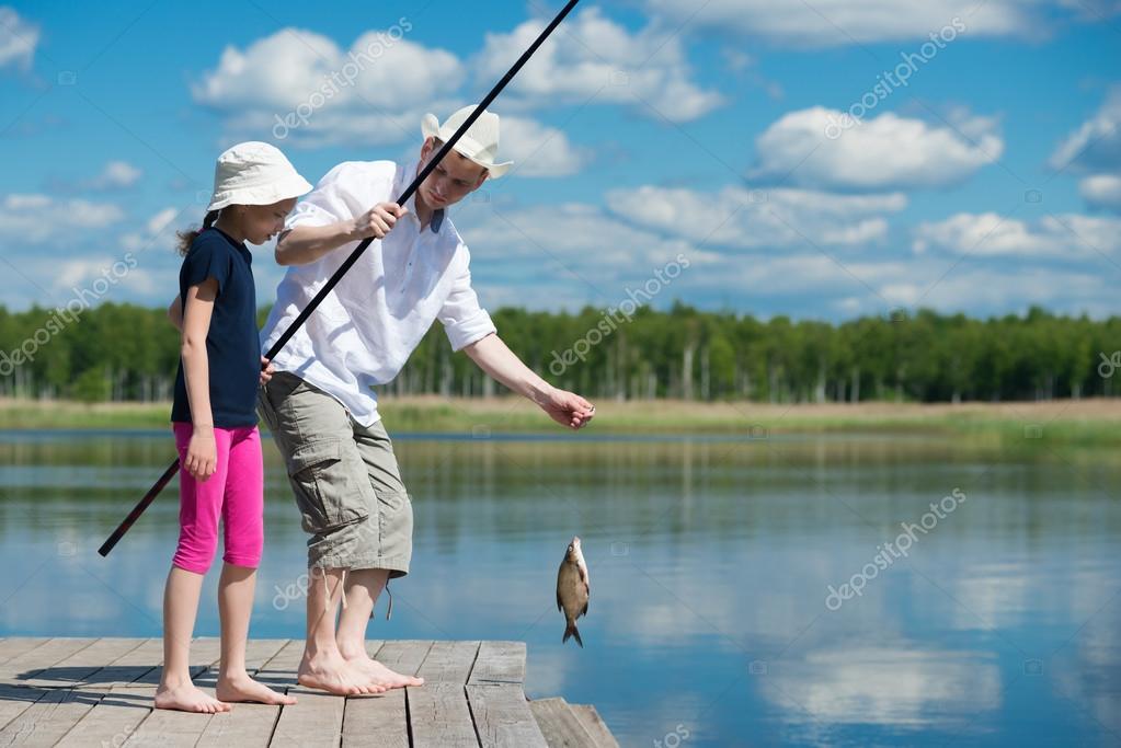 Father daughter caught a fish in the river — Stock Photo