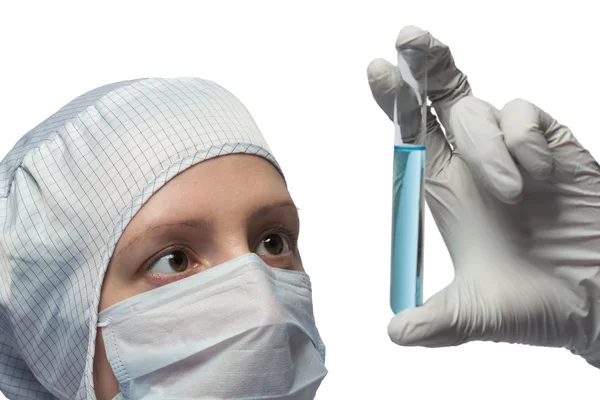 Forskare i kostym tittar på en vätska i en kolv — Stockfoto