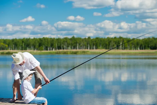 Papa bringt seinem Sohn das Fischen in der Natur bei — Stockfoto