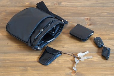 Daire ve Araba anahtarlarına siyah çanta dışarı düştü