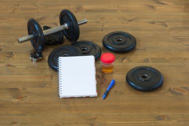 Bir egzersiz yaptıktan sonra sonuçları kayıt ve masaya analiz eder