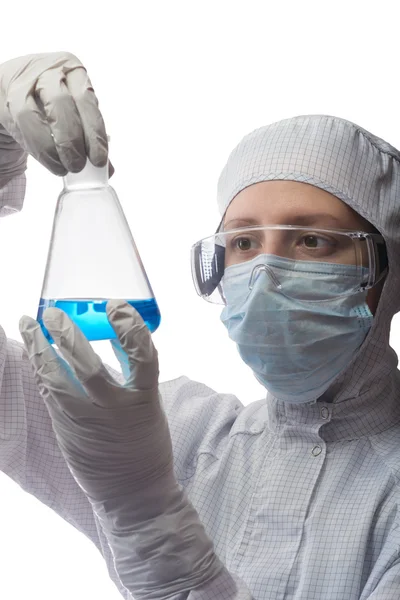 Asystent w laboratorium piękne w trzymając kolbę z cieczy niebieski — Zdjęcie stockowe
