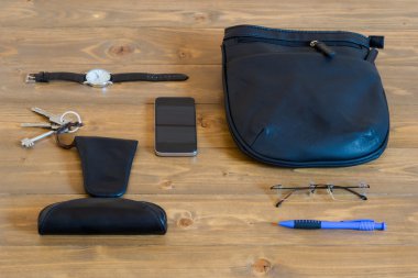 anahtarları erkek çanta bir ağaç üzerinde bir dizi