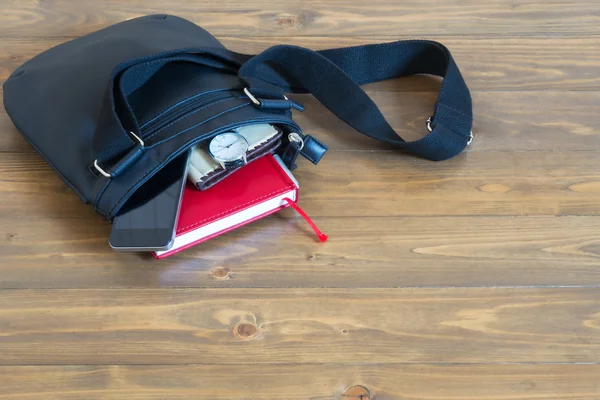 O saco preto no chão é livro vermelho — Fotografia de Stock