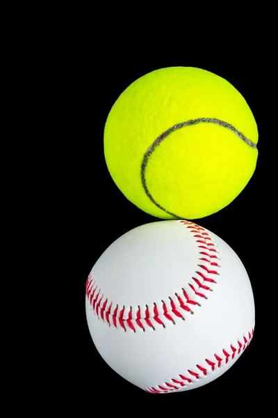 Fekete baseball és tenisz labda ütköznek egymással szemben — Stock Fotó
