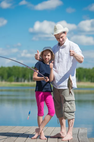 Baba ve kızı gölde balık iskelesinden yakaladı — Stok fotoğraf