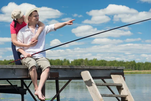 Família ao longo de uma viagem de pesca no lago — Fotografia de Stock