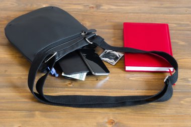 Çanta düştü apart ve şimdi masada tüm içindekiler