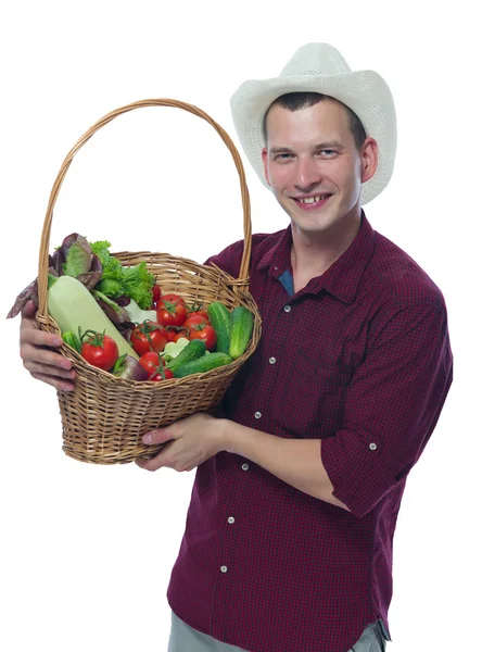 Agricultor em uma camisa vermelha segurando uma cesta de legumes — Fotografia de Stock