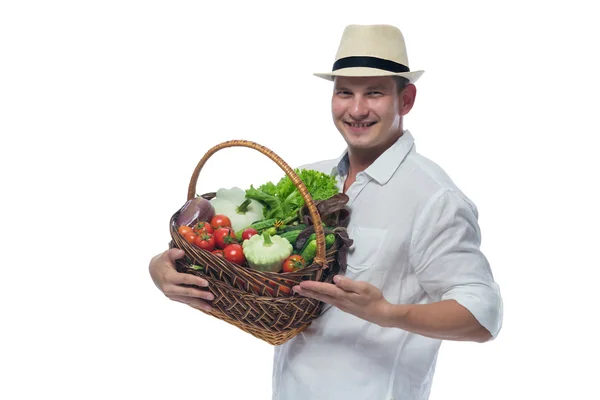 Hombre sosteniendo una cesta de verduras en las manos — Foto de Stock