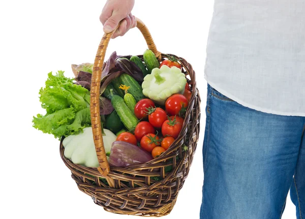 Man die groenten in een rieten mand — Stockfoto