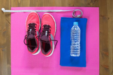 Yoga mat ve malzeme koridorda katta