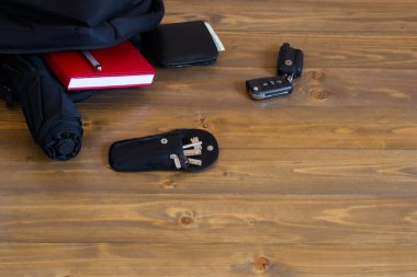 çanta şeyler şemsiye ve diğer küçük öğeleri dışarı düştü