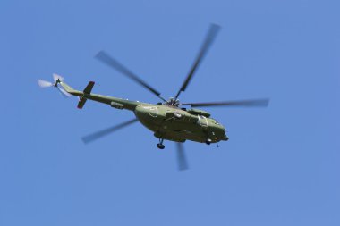 Arayışı içinde insanlar gökyüzünde uçan helikopter