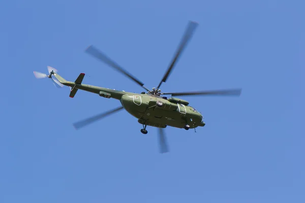 Вертоліт, що летить в небі в пошуках людей — стокове фото