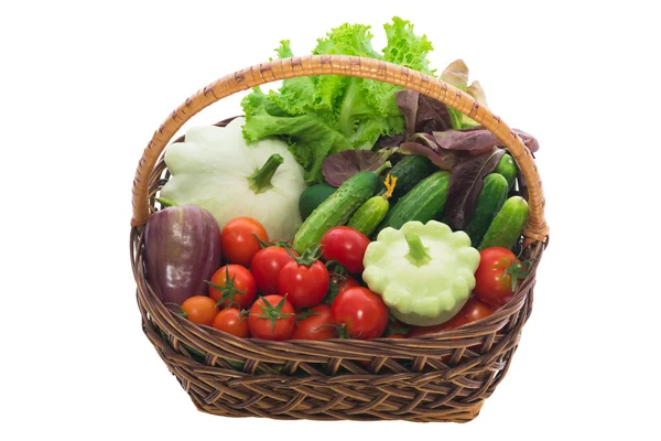 Cestino su fondo bianco con verdure fresche — Foto Stock