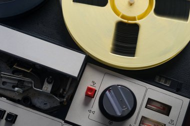 80 'lerde eski bir teypte en sevdiğiniz müziği çalarken sarı bir kaset dönüyor.