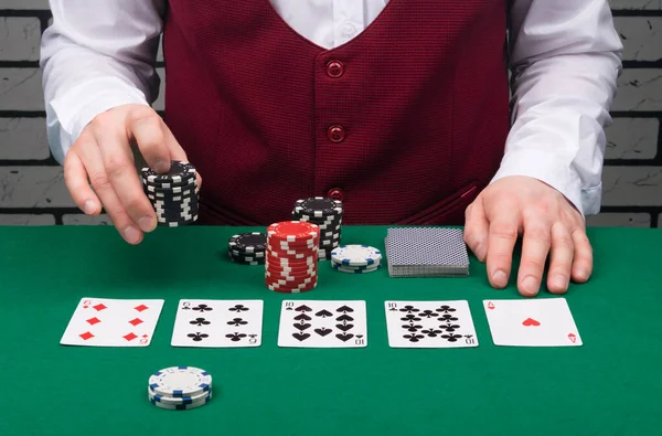 Der Croupier Öffnete Die Karten Pokerspiel Und Erhöht Den Einsatz — Stockfoto