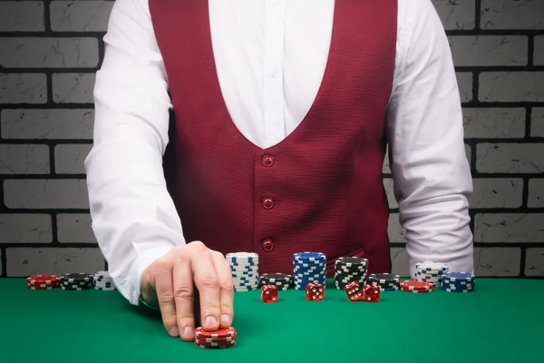 Croupier Erhöht Den Einsatz Mit Chips Brettspiel Blackjack — Stockfoto