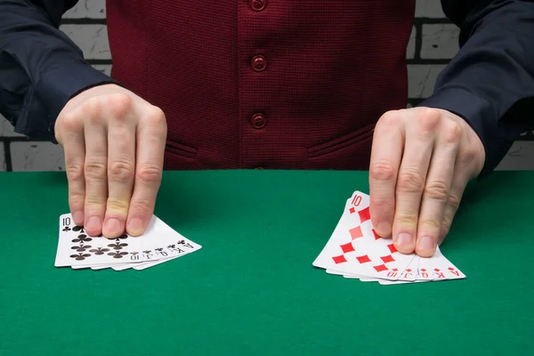 Der Croupier Auf Dem Spieltisch Öffnete Zwei Hohe Kombinationen Pokerspiel — Stockfoto