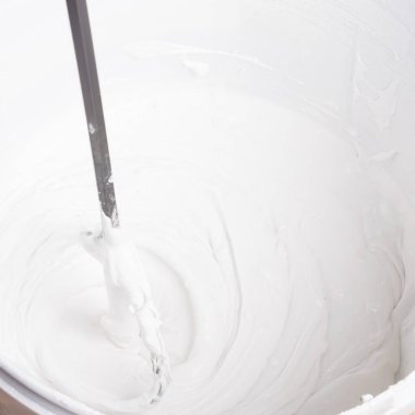 Kovada beyaz havan ve inşaat mikseri yakın plan, üst görünüm