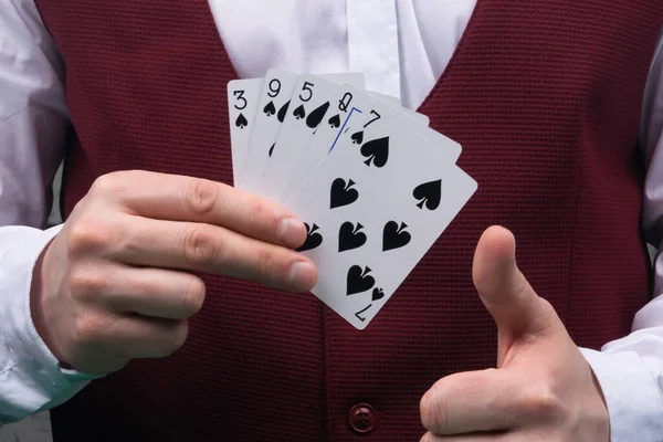 Hält Der Croupier Die Gewinnende Kartenkombination Der Einen Hand Und — Stockfoto