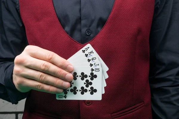 Ein Croupier Schwarzem Hemd Und Weste Hält Eine Gewinnende Pokerhand — Stockfoto