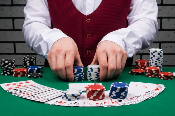 Die Hände Des Dealers Halten Stapel Von Pokerchips Und Karten — Stockfoto