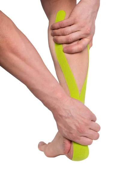 Mãos Segurando Parte Inferior Lesionada Perna Com Fita Adesiva Aplicada — Fotografia de Stock