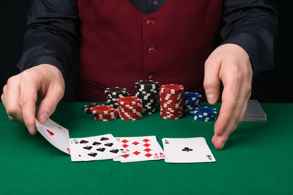 Крупье Зеленым Столом Снимает Игральные Карты Покера Стоковое Фото
