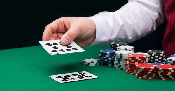 Nahaufnahme Der Hand Eines Croupiers Mit Spielkarten Vor Einem Hintergrund — Stockfoto