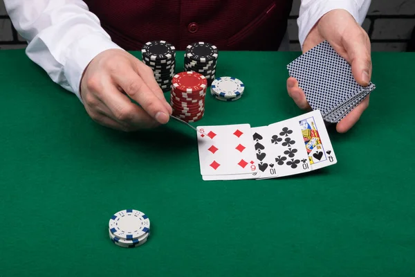 Croupier Fecha Combinação Vencedora Pano Verde Mesa Poker Vista Perto — Fotografia de Stock