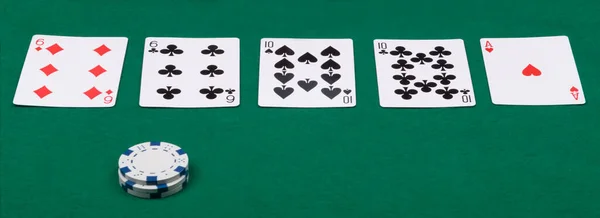 Een Combinatie Van Poker Kaarten Chips Gelegd Een Groene Doek — Stockfoto