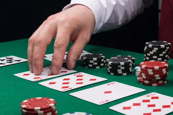 Mão Dealer Abre Cartas Pano Verde Mesa Poker Vista Lateral — Fotografia de Stock