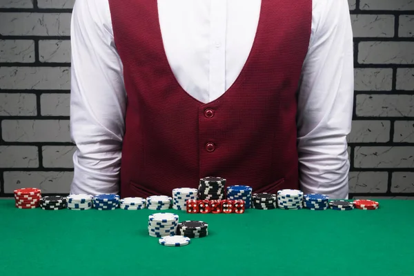 Der Croupier Steht Einem Tisch Mit Pokerchips — Stockfoto