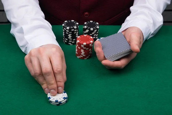 Mãos Dealer Estão Segurando Baralho Cartas Colocando Fichas Mesa Poker Imagens Royalty-Free