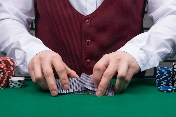 Handen Van Croupier Schuiven Een Spel Poker Kaarten Groene Doek Rechtenvrije Stockafbeeldingen